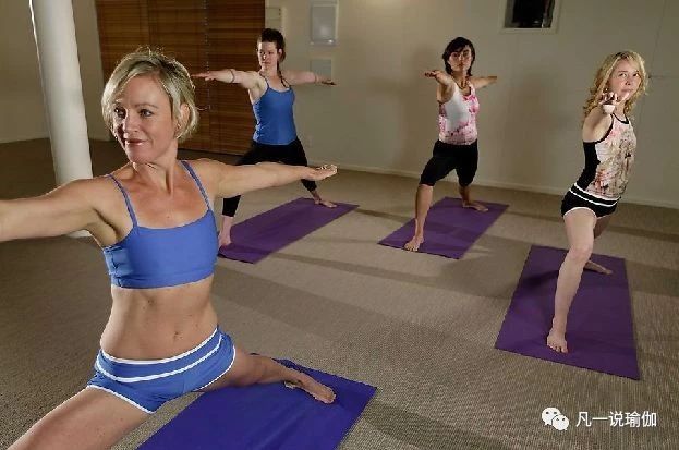 作为瑜伽老师，我建议初学者：根本不用管呼吸，先把动作练练好