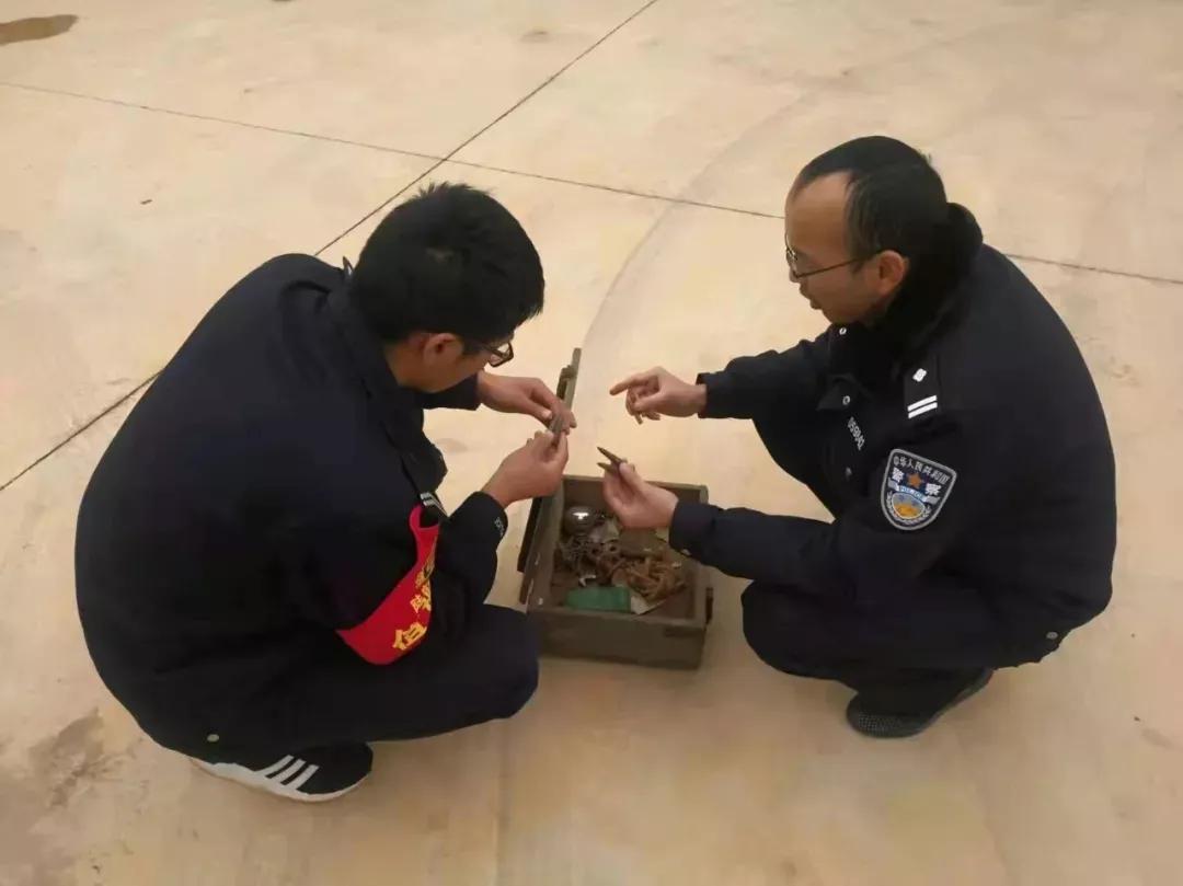 陆良放羊老倌报警:喂，110吗？我发现了子弹和雷管