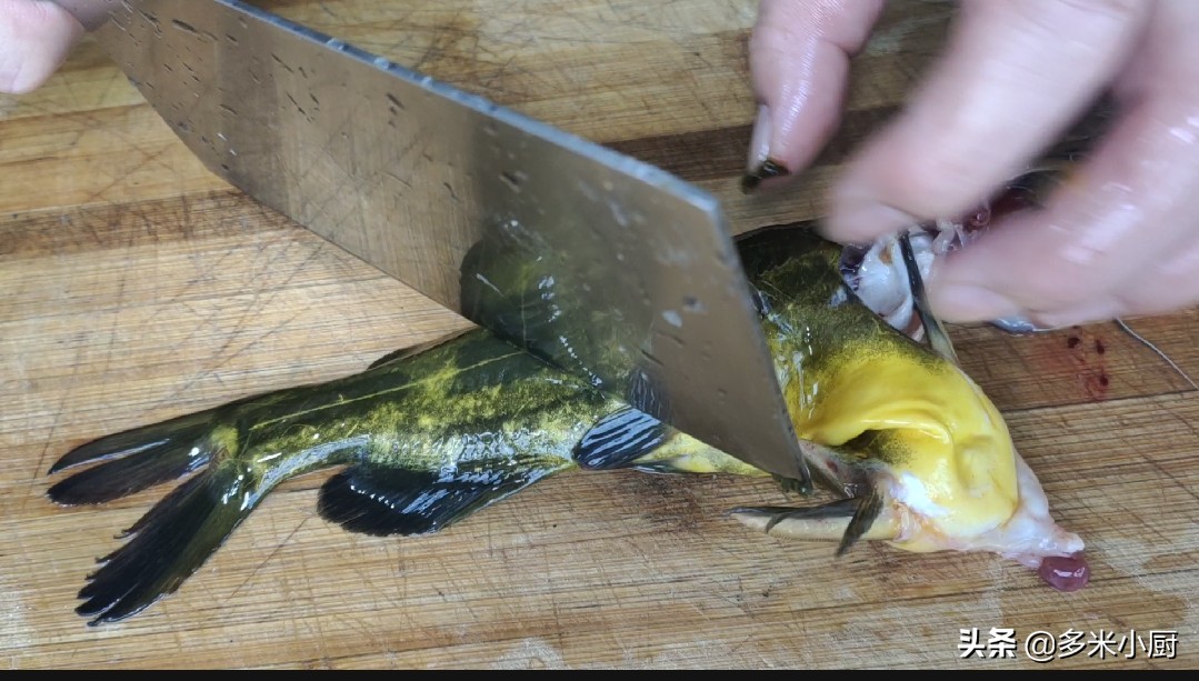 黄骨鱼怎样做才好吃？教你做葱烧黄骨鱼，鱼肉嫩滑，好吃又下饭