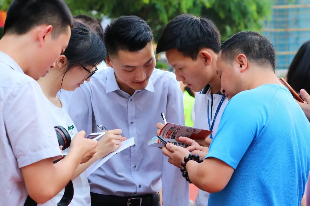 无臂高材生杨孟衡：用脚写字考出高考状元，寒门贵子的逆袭