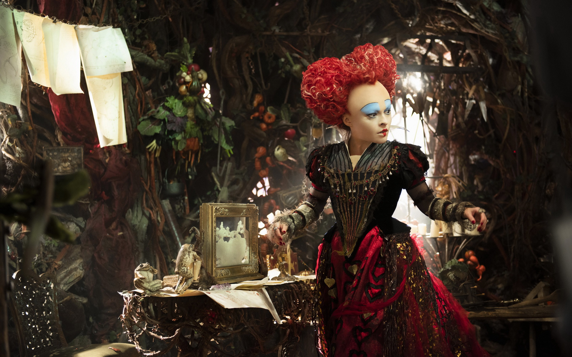 《爱丽丝梦游仙境》白皇后伪善?红皇后悲剧的产物?