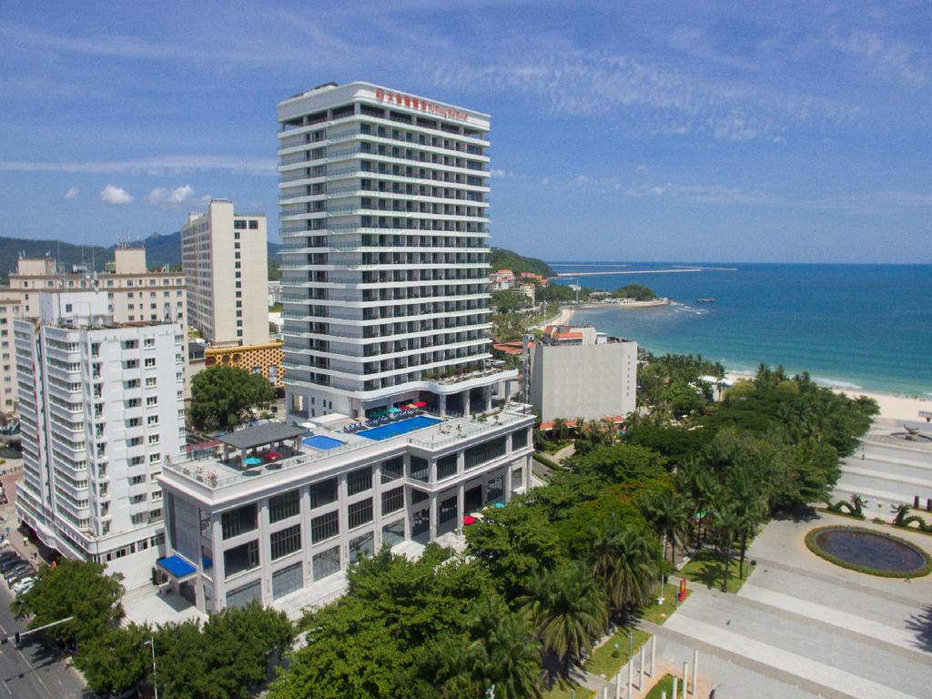 三亚唯一免费开放的aaaa级景区的大东海海湾,是三亚最早的酒店之一