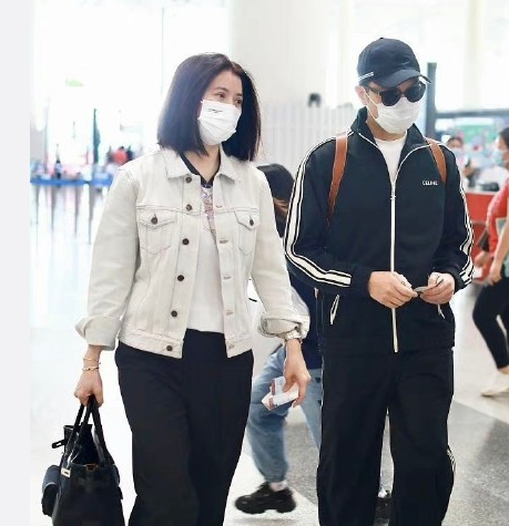 袁咏仪气质感真好，穿黑色上衣朴素却不普通，50岁女人该好好学学