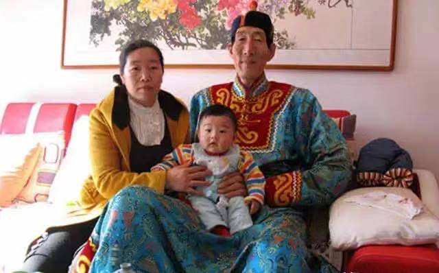 比姚明还高的中国第一巨人，不听医生劝阻，生下儿子现在怎么样了
