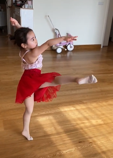 董璇晒4岁女儿自编舞蹈，劈叉超180度，意外暴露朴素家装背景