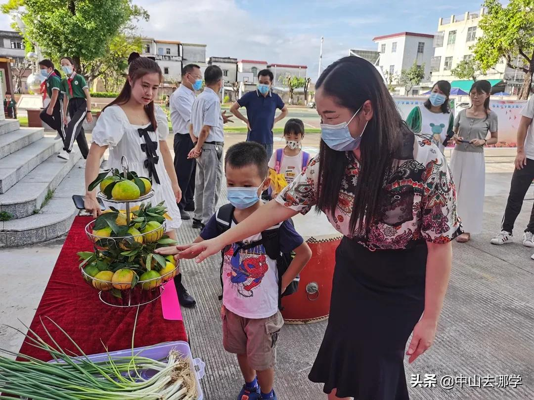 开学啦！现场多图预警：妈趴窗，爹爬墙，脸贴地！场面过于欢乐