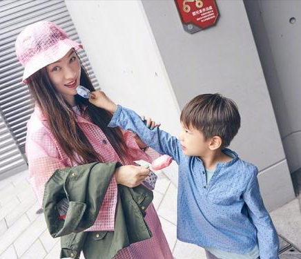 霍思燕一家三口走机场，7岁嗯哼长高太多，独自拖行李成小男子汉
