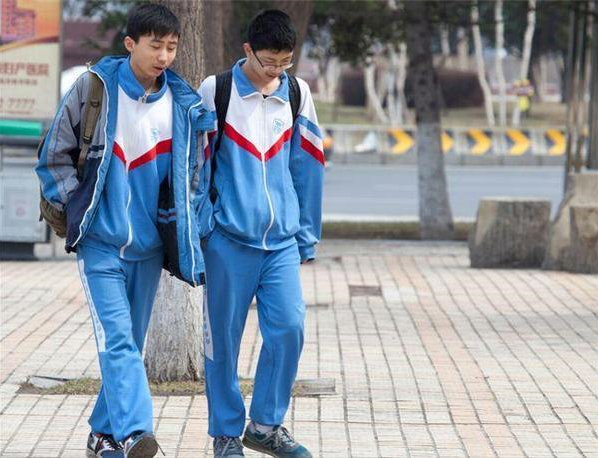 中学生的迷惑行为，四季都热衷春秋款校服，“夏捂冬冻”令人不解