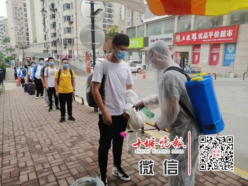 今天开学！刚刚在十堰这些学校拍下，这一幕等了太久