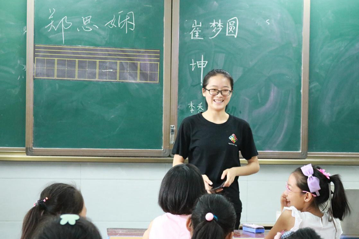 “我家是收废品的”，女大学生自我介绍获称赞，自信的女孩真美