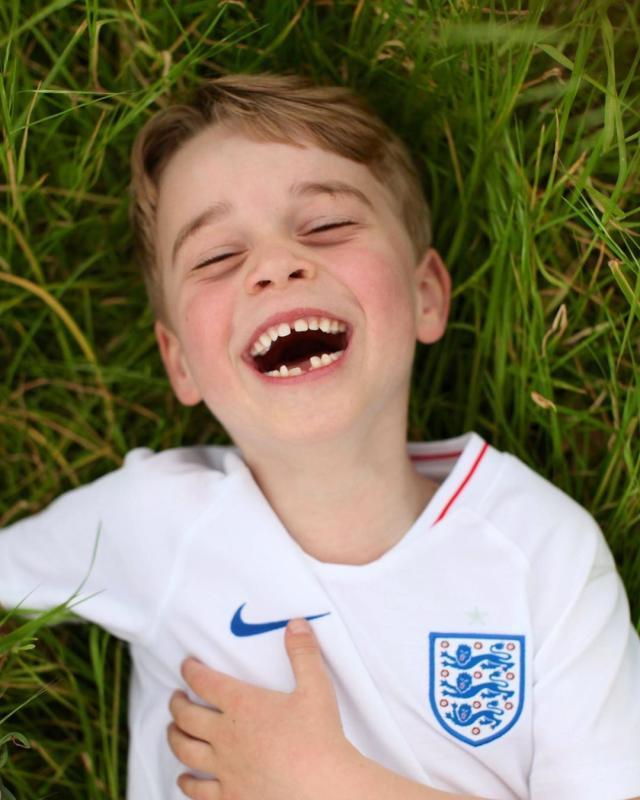 凯特圣诞亲自掌镜拍全家福，1岁半路易萌翻，乔治小夏同款笑容甜