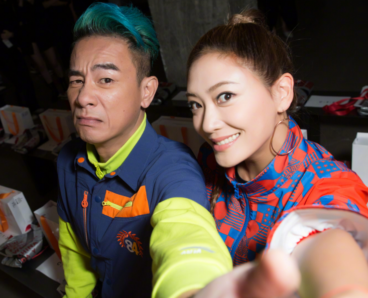 陈小春发博庆祝结婚十周年,为老婆做专属海报甜齁了