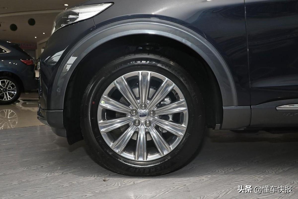 35万元级6座中大型SUV，福特探险者、凯迪拉克XT6如何选？