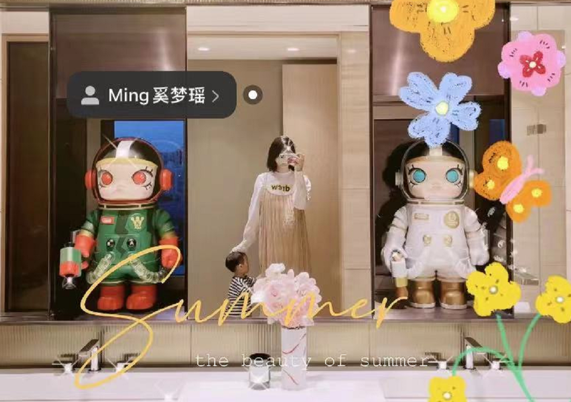 奚夢瑤帶兒子廁所拍照！挺孕肚穿裙子胖一圈，臺子上萬元玩具搶鏡