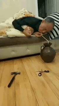 爆笑动态图图片：一根香蕉造成的悲剧，哈哈哈哈！