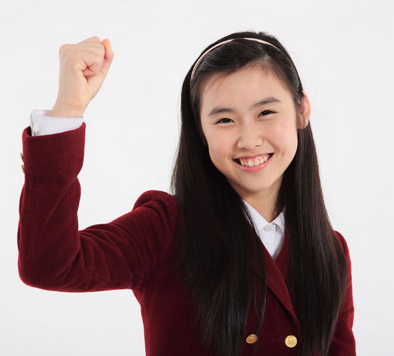 忍痛亲手撕下母亲被晒伤的头皮，女孩一夜长大，终成哈佛学子