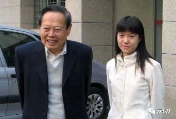 杨振宁35岁获诺奖，82岁娶娇妻，原配竟是抗日名将的千金