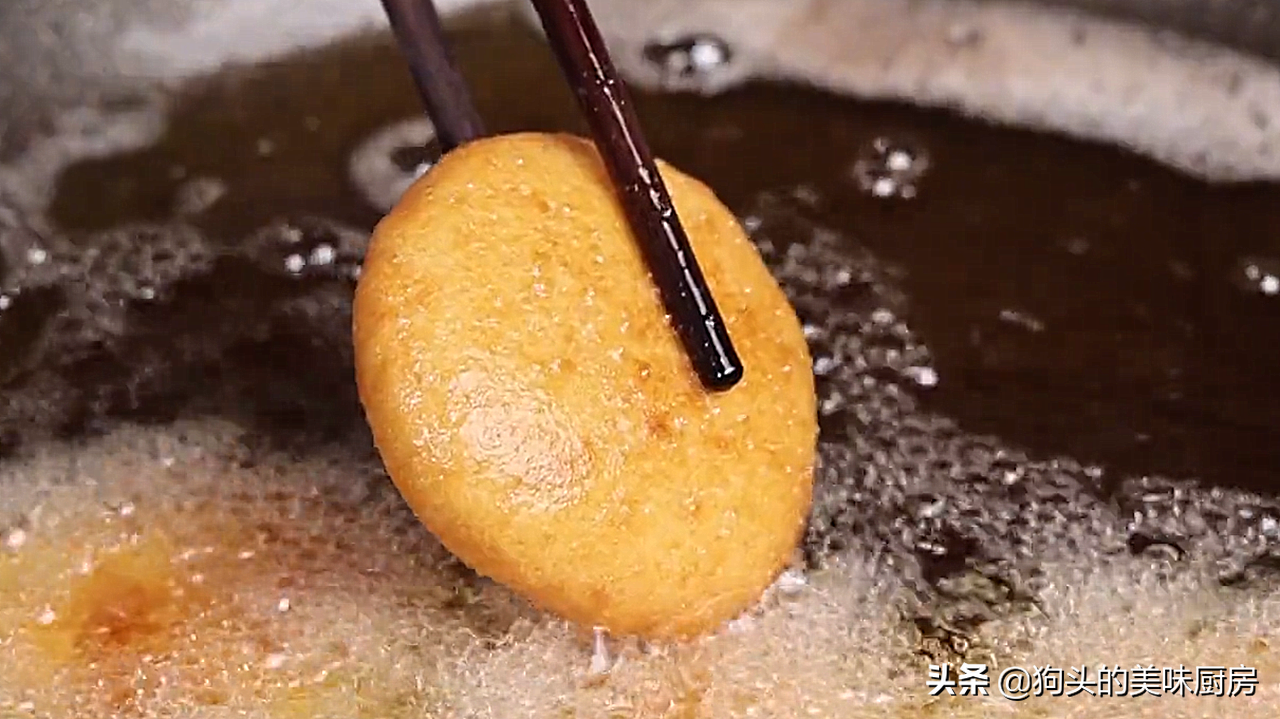 油炸糕总是做不好，大厨教你一招，鼓大泡又酥脆，保证不开裂