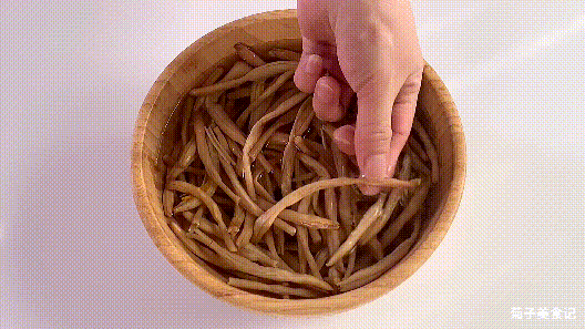 黄花菜炒鸡蛋怎么做？正确处理黄花菜是关键，鲜香味美，简单易学