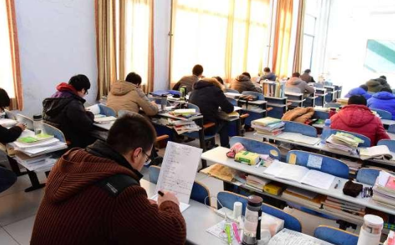 瞒着家人复读7年，高分进入政法大学，唐尚珺赢了高考却败给现实