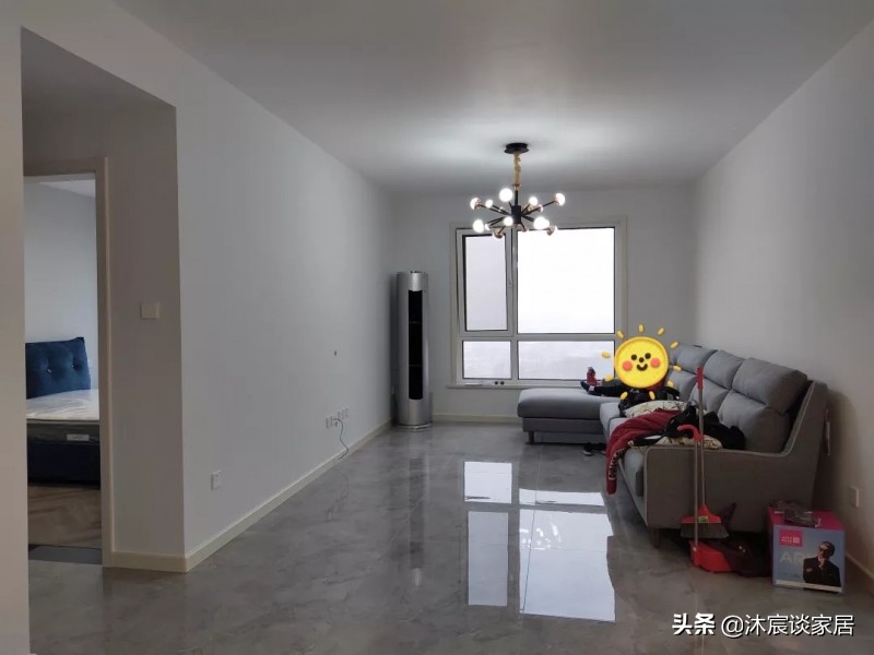 她家很简单，灰色瓷砖+大白墙+不做吊顶，搭配好软装饰更锦上添花