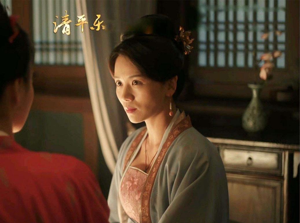 一人拖垮全剧，这8位颜值演技都没有的女星，“关系户”写在脸上