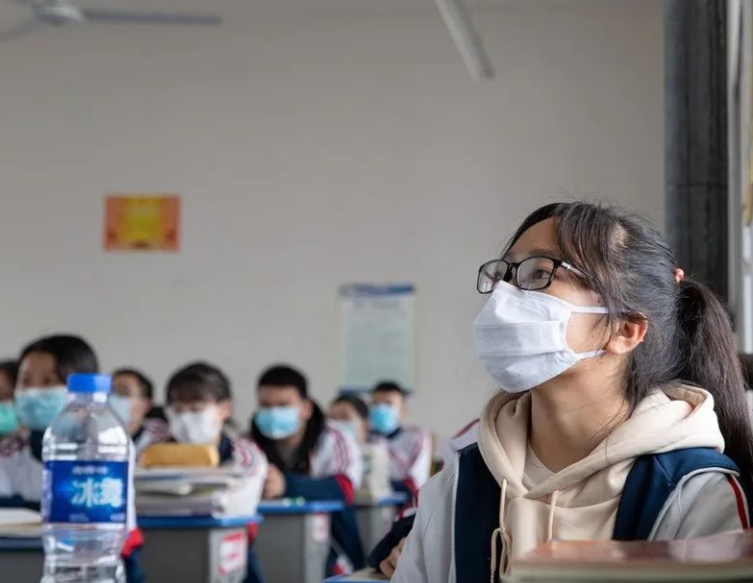 高考来临之前，班主任为考生们准备的“礼物”，感动到偷偷抹眼泪