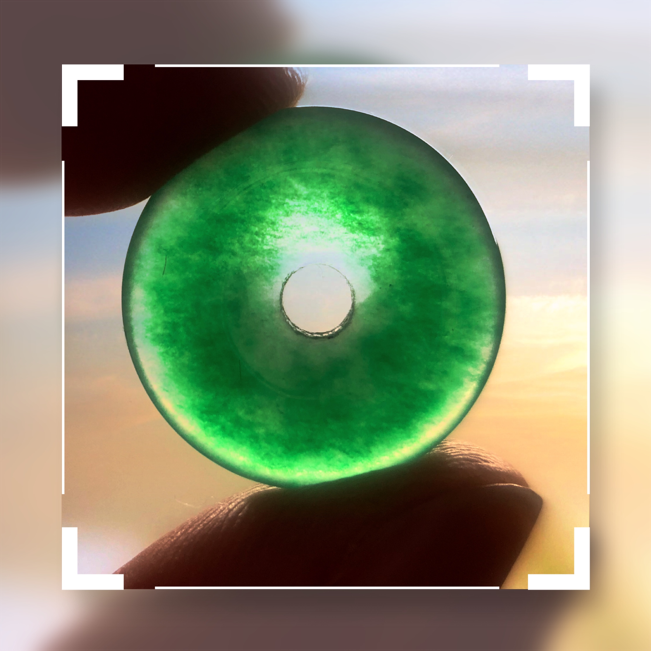 粒状结构明显自然光下也可以看到丝瓜囊状马来玉10倍放大镜下的丝瓜囊