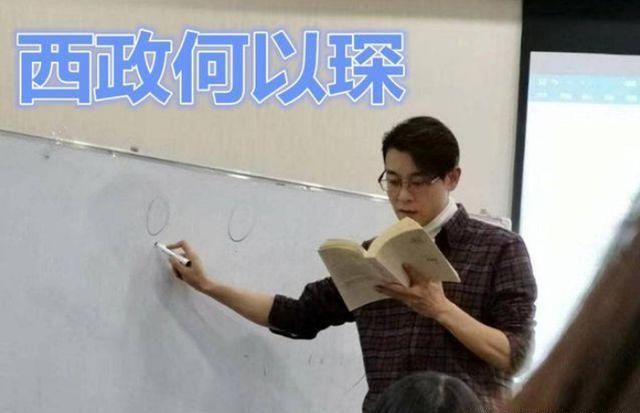 湖南一高校男老师走红，笑起来神似“任嘉伦”，课堂上人满为患