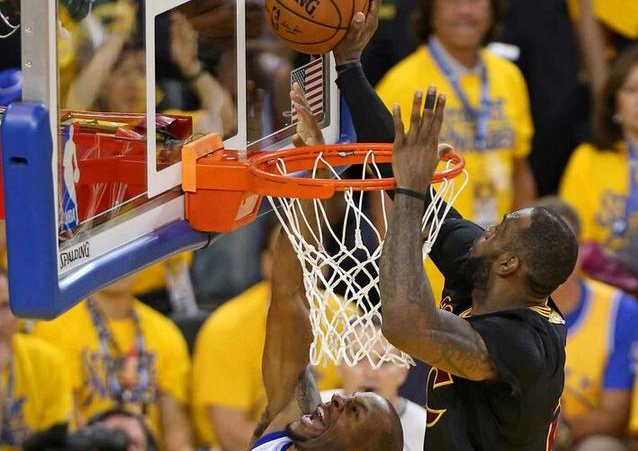 nba球员为什么没有拉杆闪动作(NBA极限动作，不到人体极限都不秀！乔丹空中3次拉杆，等对手落地)