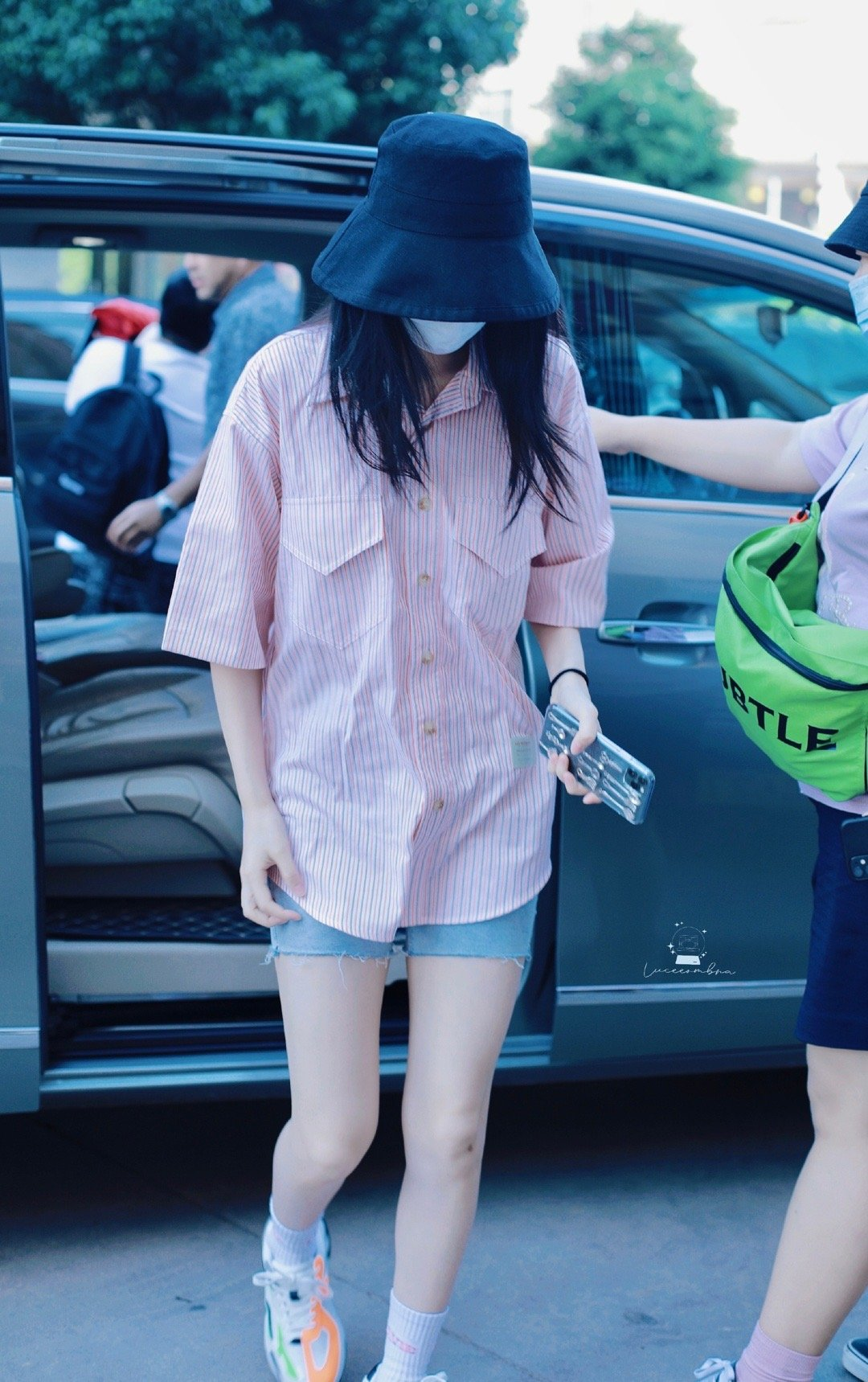 佘诗曼夏季造型好时髦,条纹衬衫搭配黑色短裤走机场,高级减龄