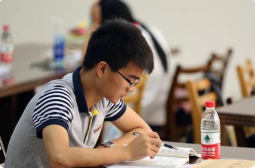 985大学现“闹剧”，近200万人围观：别让偏见羞辱了学历