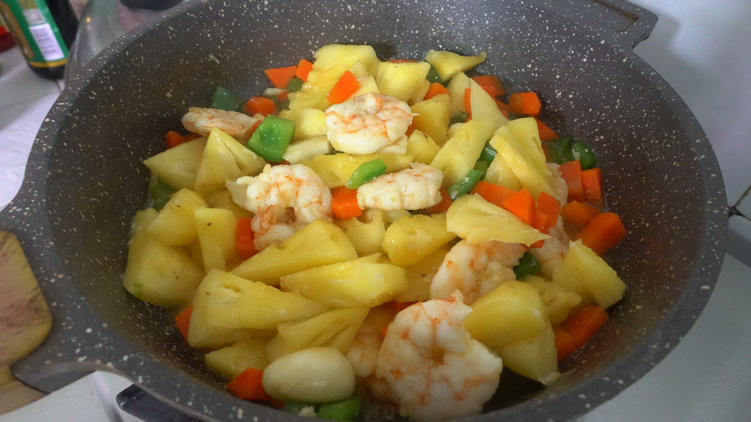 菠萝和虾可以一起吃吗(菠萝炒虾怎么做?