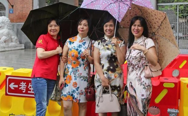 高考“旗开得胜”的宝爸火了，妈妈们集体认输，网友：艳压