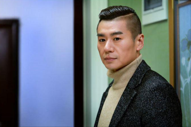 “军旅硬汉”徐佳：一路奋斗成演员，41岁还未婚，低调到无人问津