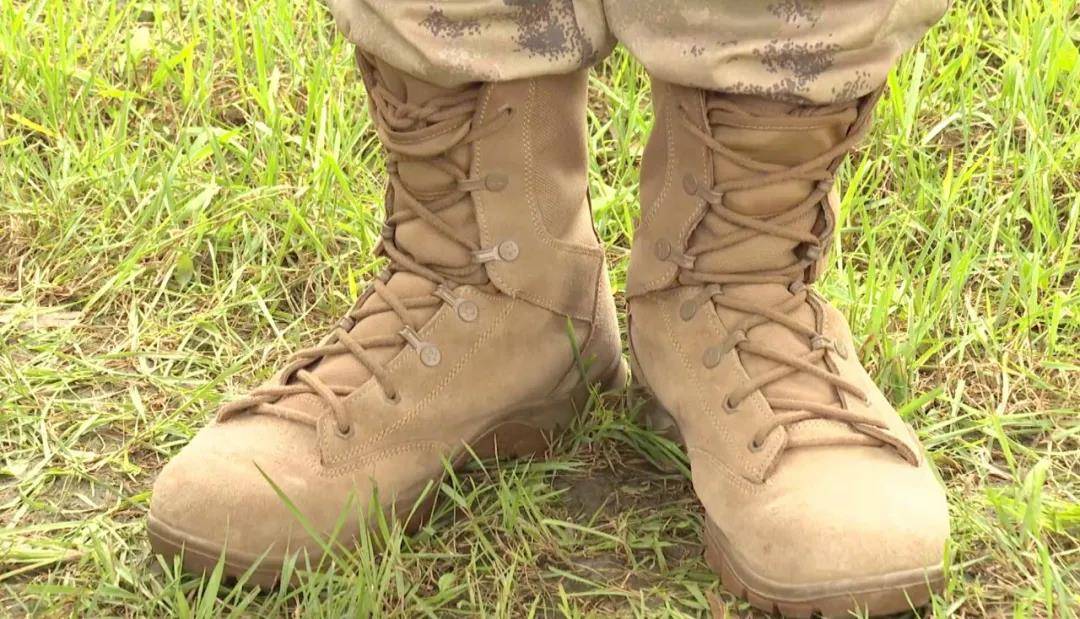 解放军高原部队配发新型防寒靴：星空迷彩涂装+轻量化设计