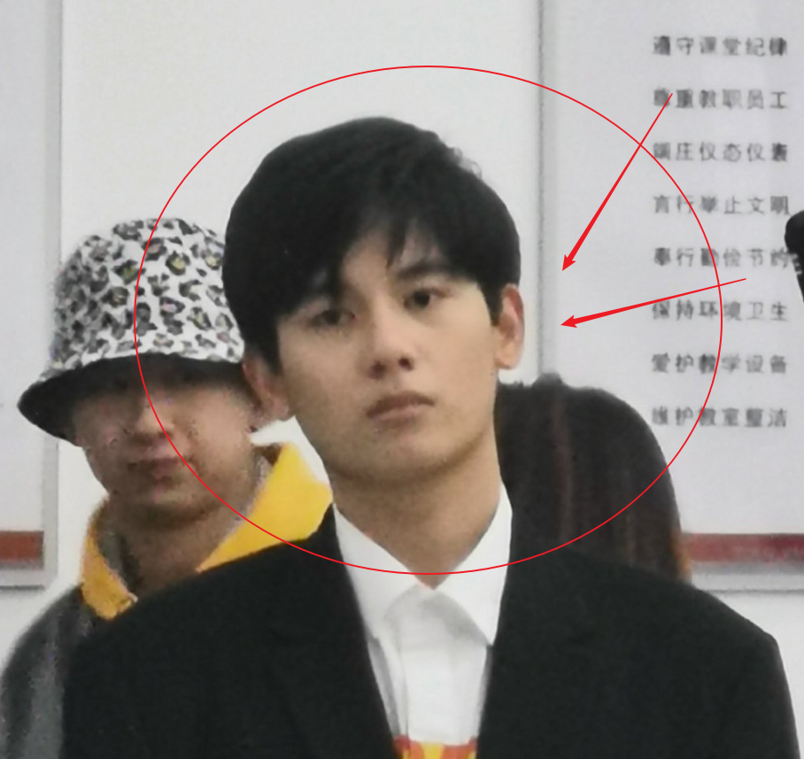 胡先煦现身大学被抓拍，失去了精修待遇，生图下的颜值令人吃惊