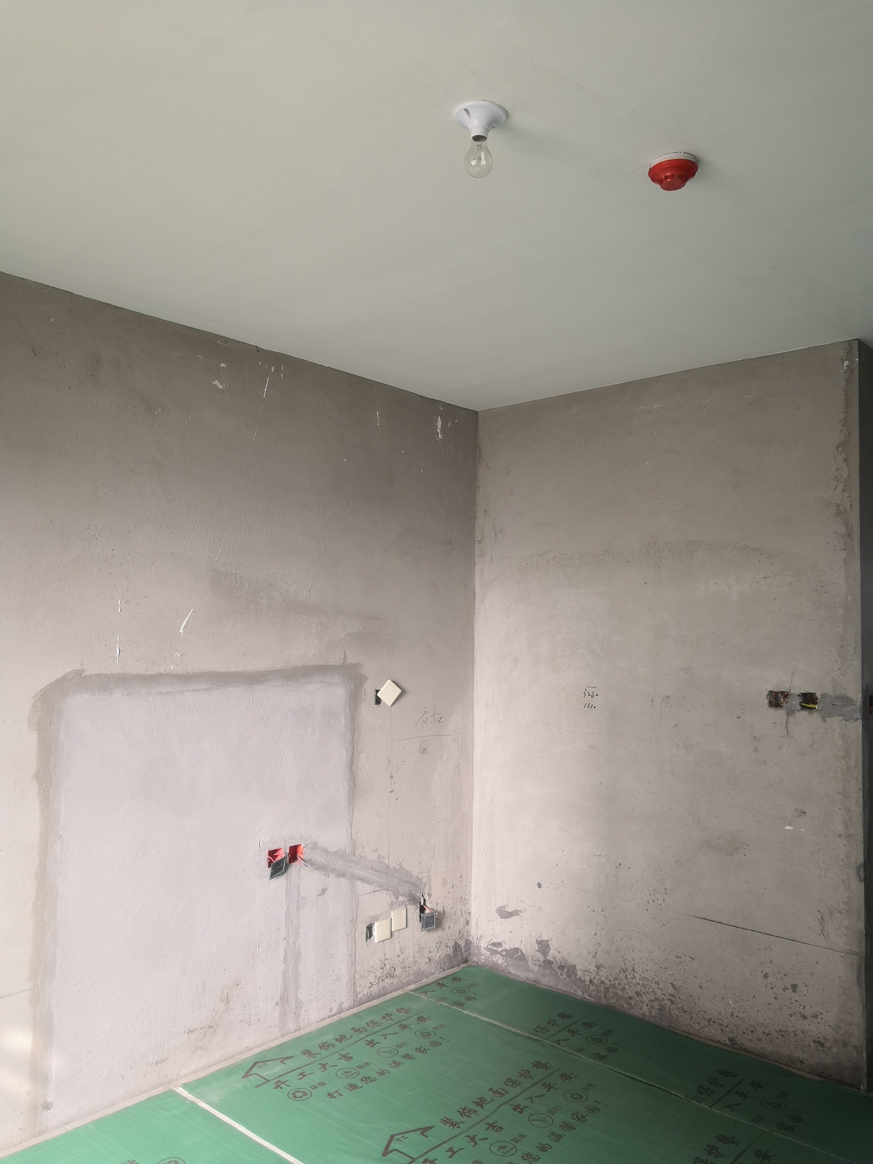 施工跟踪：电视墙暖咖色，其他墙面浅灰色，设计师不同阶段分享