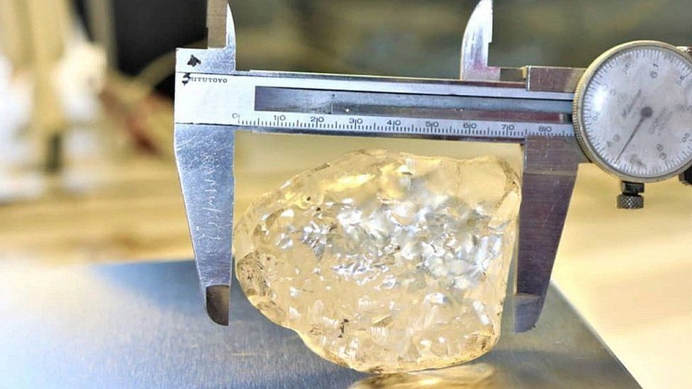 南非数千人掘地三尺挖钻石，中国未来可能当成玻璃卖