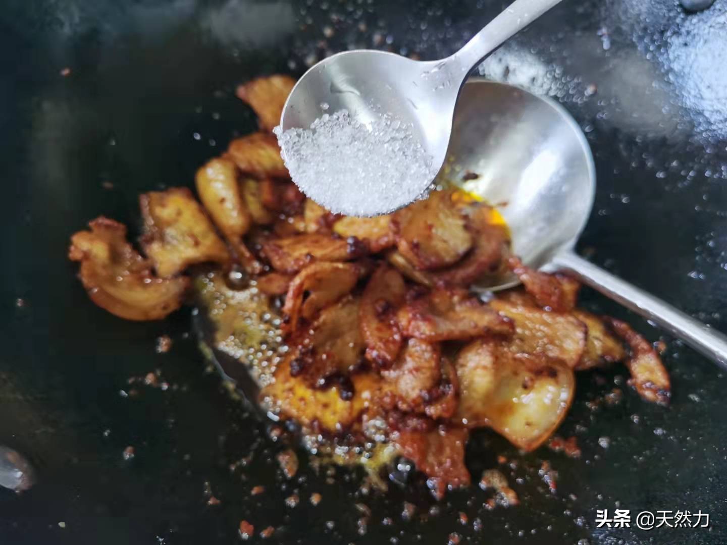 回鍋肉怎么做才好吃？來看看傳統的川菜做法，肥而不膩，真解饞