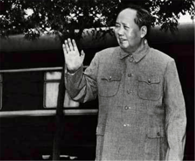 毛主席究竟用什么镇住了10大元帅们？