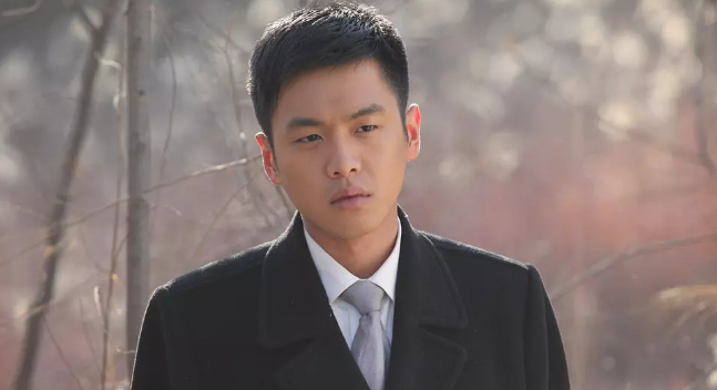 真的让他走红的是《黑豹》的姐妹篇《黑狐》,当年只有23岁的张若昀