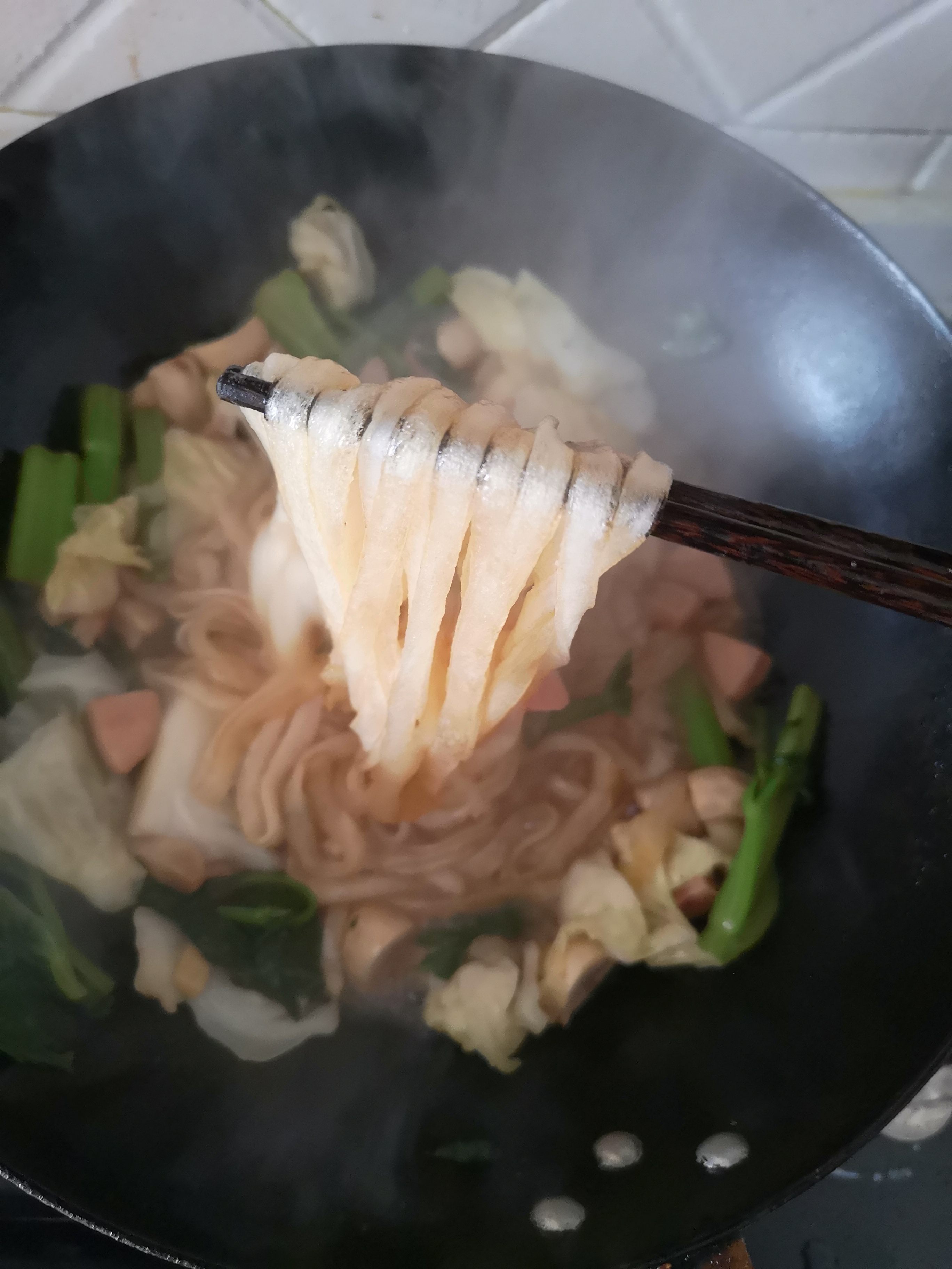做了三道菜，娃说：“表扬你今天做的饭”，我心里乐开了花