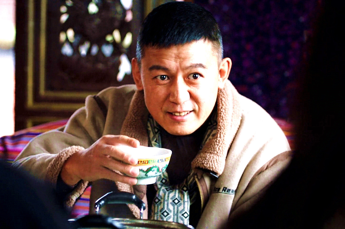 万东与齐哥花了两年时间蹲点,终于成功下手盗走,然后转手交给了赵江龙