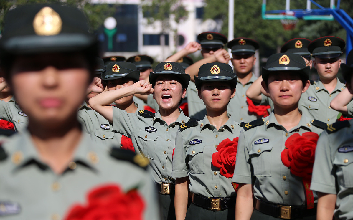 为何很多大学生只当两年义务兵就选择退伍？或许因为这5方面