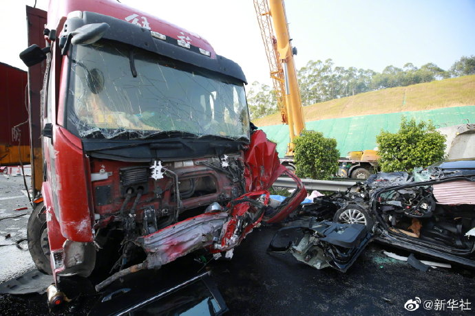 兰海高速钦州段发生事故致5死11伤