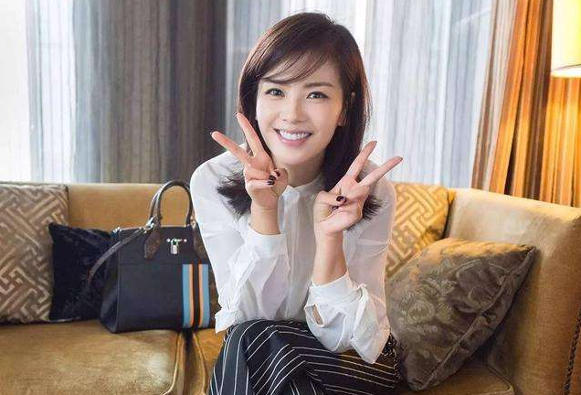 刘涛一双儿女罕见露面！王珂与12岁女儿亲密并行，儿子孤单尾随