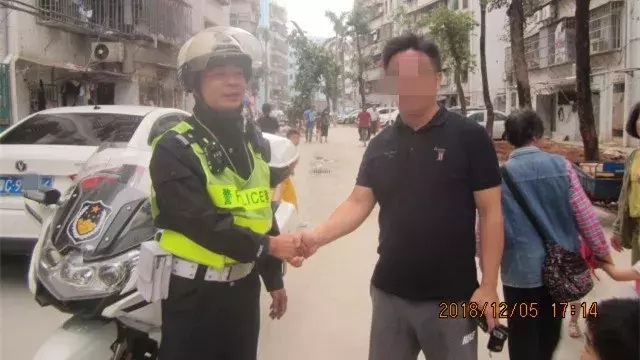 珠海女司机开奥迪外出,竟把钥匙递给一岁婴儿,全锁在车内!
