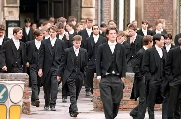 上海出现“天价”校服账单，家长不再随大流，勇敢签下“不同意”