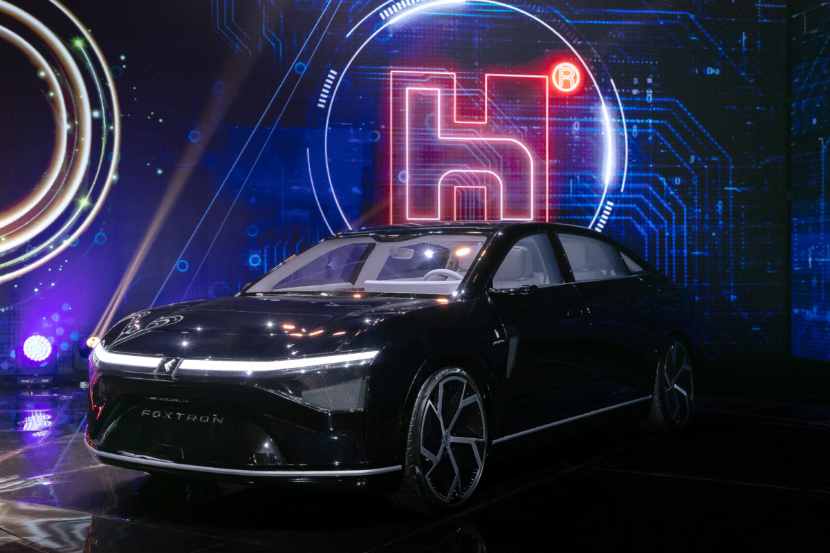 比特斯拉帅多了！富士康三款电动汽车正式发布：续航达750km